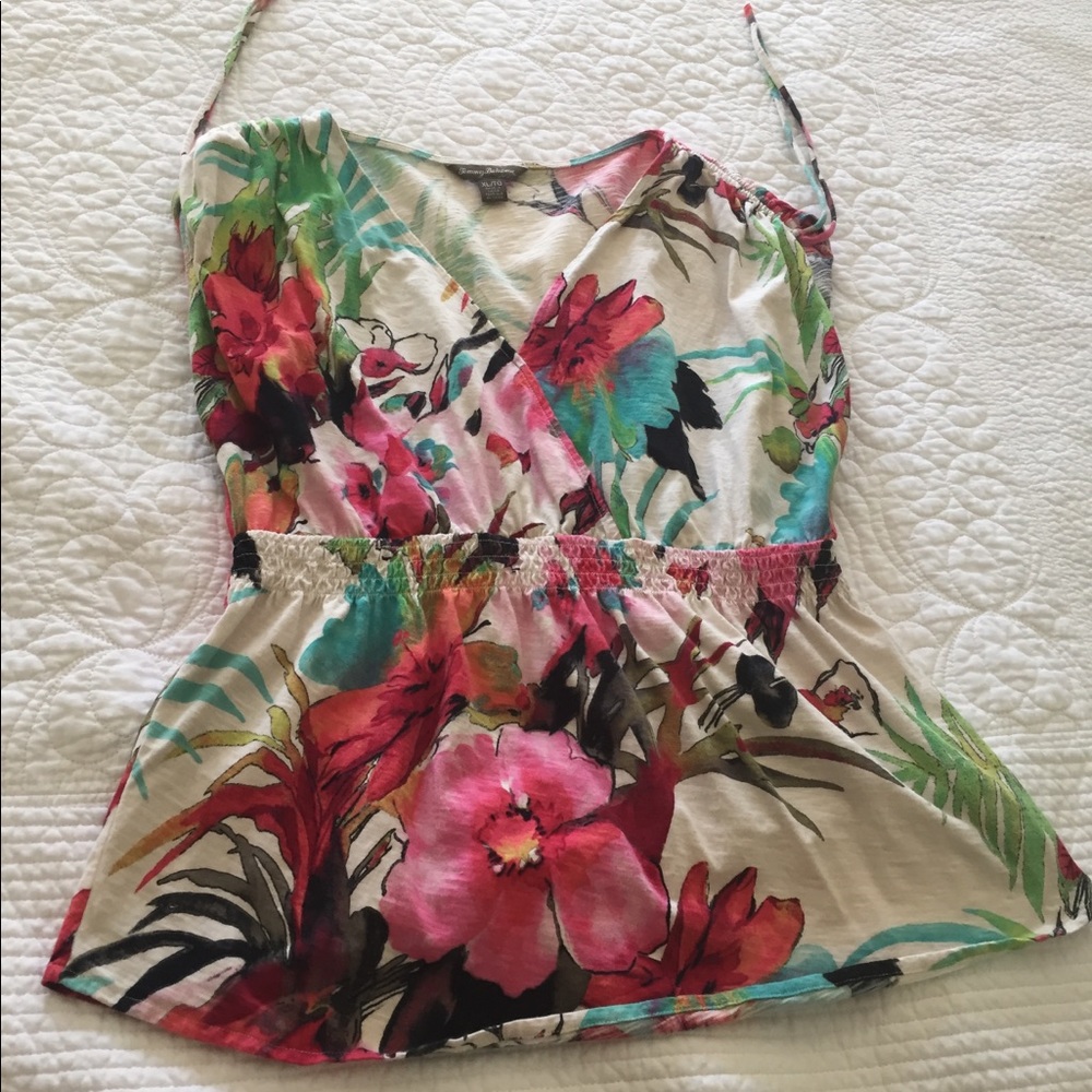 Cute flowered 🌺 Tommy Bahama top